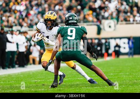 30. Oktober 2021: Andrel Anthony will in der ersten Halbzeit im Spartan Stadium in East Lansing, Michigan, am Samstag, den 30. Oktober 2021, zusätzliche Spielzüge gegen den Michigan State Cornerback Ronald Williams (9) abholen. (Bild: © Junfu Han/TNS Via ZUMA Press Wire/TNS Via ZUMA Press Wire) Stockfoto