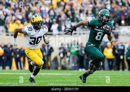 30. Oktober 2021: Der Michigan State Wide Receiver Jalen Nailor (8) rennt in der ersten Halbzeit im Spartan Stadium in East Lansing, Michigan, am Samstag, den 30. Oktober 2021 vor dem Michigan Defensive Back Daxton Hill (30). (Bild: © Junfu Han/TNS Via ZUMA Press Wire/TNS Via ZUMA Press Wire) Stockfoto