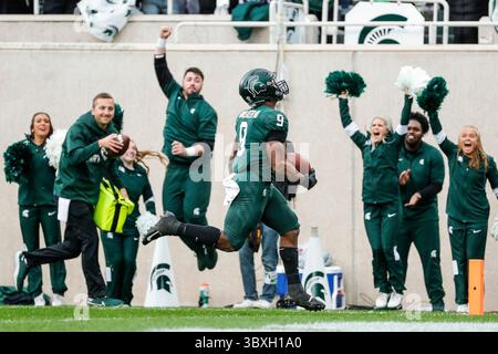 30. Oktober 2021: Kenneth Walker III (9) läuft 27 Yards für einen Touchdown gegen Michigan während des zweiten Quartals, den ersten von Walkers fünf Touchdowns an diesem Tag im Spartan Stadium in East Lansing, Michigan, am Samstag, den 30. Oktober 2021. Michigan State gewann 37–33. (Bild: © Junfu Han/TNS Via ZUMA Press Wire/TNS Via ZUMA Press Wire) Stockfoto