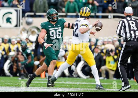 30. Oktober 2021: Das Defensivende Jacub Panasiuk (96) drückt den Michigan Quarterback Cade McNamara (12) während der ersten Halbzeit im Spartan Stadium in East Lansing, Michigan, am Samstag, den 30. Oktober 2021. (Bild: © Junfu Han/TNS Via ZUMA Press Wire/TNS Via ZUMA Press Wire) Stockfoto