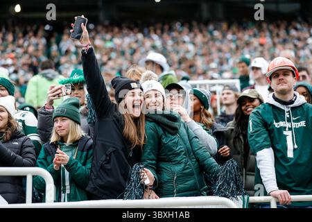 30. Oktober 2021: Fans des Bundesstaates Michigan jubeln während der Aufwärmphase an, bevor die Spartans am Samstag, den 30. Oktober 2021, im Spartan Stadium in East Lansing, Michigan gegen den Rivalen Michigan antreten. (Bild: © Junfu Han/TNS Via ZUMA Press Wire/TNS Via ZUMA Press Wire) Stockfoto
