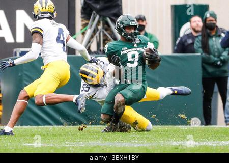 30. Oktober 2021: Michigan Linebacker David Ojabo (55) bekämpft Kenneth Walker III (9) in der ersten Halbzeit im Spartan Stadium in East Lansing, Michigan, am Samstag, den 30. Oktober 2021. (Bild: © Junfu Han/TNS Via ZUMA Press Wire/TNS Via ZUMA Press Wire) Stockfoto