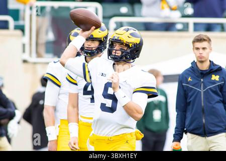 30. Oktober 2021, East Lansing, Michigan, USA: Michigan Quarterback J.J. MCCARTHY (9) wärmt sich vor seinem Spiel gegen Michigan State im Spartan Stadium auf. (Bild: © Scott Mapes/ZUMA Press Wire) Stockfoto