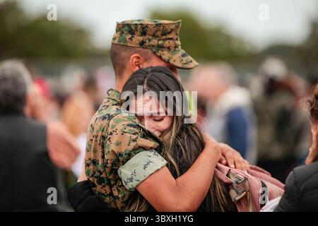 28. Oktober 2021 - Parris Island, South Carolina, USA - Marines mit Kilo Company, 3rd Recruit Training Battalion, umarmen ihre Familien zum ersten Mal nach der Zeremonie zum Familientag im Marine Corps Recruit Depot Parris Island, S.C. 28. Oktober 2021. (Bild: © U.S. Marines/ZUMA Press Wire Service/ZUMAPRESS.com) Stockfoto