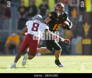 30. Oktober 2021: Ricky Pearsall (19) von den Arizona State Sun Devils erhält einen Pass zwischen den Washington State Cougars und den Arizona State Sun Devils im Sun Devil Stadium in Tempe, Arizona. Michael Cazares/Cal Sport Media.(Kreditbild: &Copy; Michael Cazares/CSM via ZUMA Wire) Stockfoto
