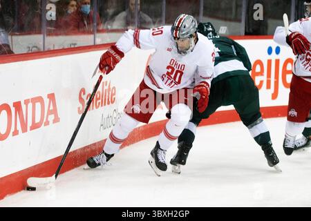 30. Oktober 2021: Ohio State Torwart Ryan Snowden (30) spielt in Columbus (Ohio) den Puck gegen Michigan State. Brent Clark/CSM(Bild: &Copy; Brent Clark/CSM via ZUMA Wire) Stockfoto