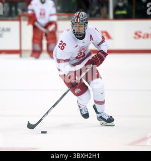 30. Oktober 2021: Ohio State Stürmer Jaedon Leslie (26) spielt den Puck gegen Michigan State in Columbus, Ohio. Brent Clark/CSM(Bild: &Copy; Brent Clark/CSM via ZUMA Wire) Stockfoto