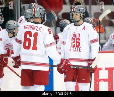 30. Oktober 2021: Ohio State Stürmer Jaedon Leslie (26) und Ohio State Verteidiger Grant Gabriele (61) während des Spiels gegen Michigan State in Columbus, Ohio. Brent Clark/CSM(Bild: &Copy; Brent Clark/CSM via ZUMA Wire) Stockfoto