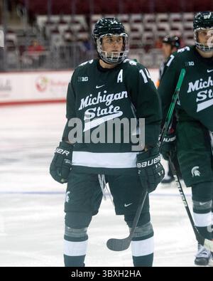 30. Oktober 2021: Adam Goodsir (14), Stürmer des Bundesstaates Michigan im Spiel gegen Ohio State in Columbus (Ohio). Brent Clark/CSM(Bild: &Copy; Brent Clark/CSM via ZUMA Wire) Stockfoto
