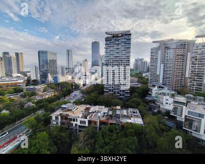 Shekou, ein Unterbezirk im Bezirk Nanshan, Shenzhen, Provinz Guangdong, China. Von der Hochhauswohnung aus blickt man nach Westen in Richtung Seaworld und dem Hafen. Stockfoto