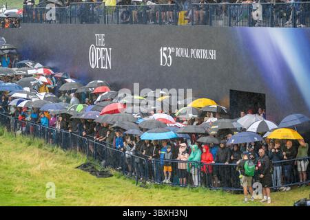 Portrush, Irland. Juli 2025. Heftiger Regen am 18. Während der zweiten Runde der 153. Open Championship in Royal Portrush. Quelle: Tim Gray/Alamy Live News Stockfoto