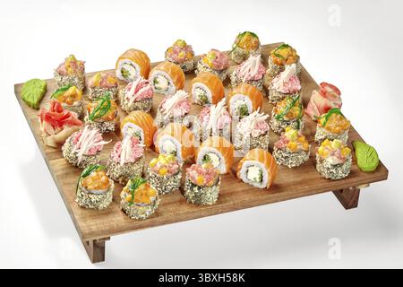 Köstliches Set knuspriger Tempura-Brötchen mit verschiedenen Belägen und Lachsbrötchen aus Philadelphia, serviert auf Holztablett mit scharfem Wasabi und eingelegtem Ingwer. Stockfoto