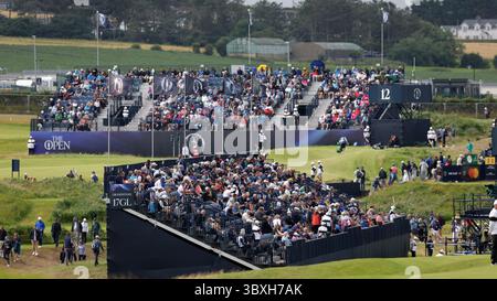18. Juli 2025; Royal Portrush Golf Club, Portrush, County Antrim, Nordirland; Open Golf Championship Runde 2; überfüllte Tribünen beim 12. Und 17. Loch Stockfoto