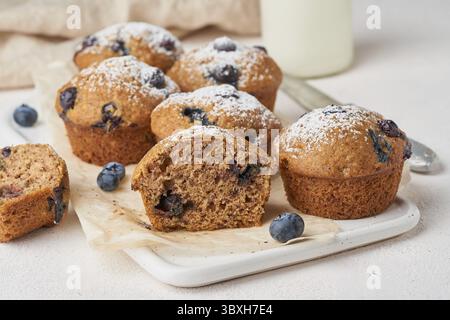 Blaubeer-Muffin, Seitenansicht, Nahaufnahme. Cupcakes mit Beeren auf einem weißen Betontisch Stockfoto