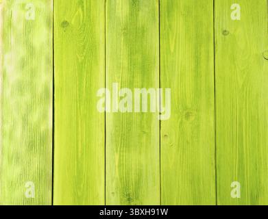 Grün gestrichen, Holzhintergrund aus Kiefernholzplatten Stockfoto