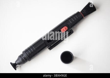 2-in-1-Stift zum Reinigen des vorderen Elements von Ein Kameraobjektiv Stockfoto