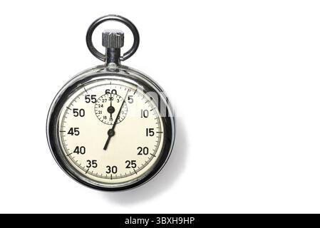 Nahaufnahme einer Vintage-Stoppuhr mit Handaufzug und analogem Display mit Zifferblatt und Zeigern auf weißem Hintergrund Stockfoto