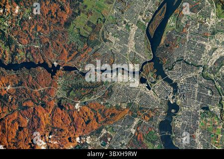 25. Oktober 2021 – Kanada – ein Astronaut an Bord der Internationalen Raumstation hat dieses Foto von Herbstfarben in Ottawa, der Hauptstadt Kanadas, aufgenommen. Westlich der Innenstadt von Ottawa liegt der Gatineau Park, wo die Blätter des Zuckerahorns orange-rot werden und die Hickories während der Saison goldbraun werden. Die Stadt Ottawa liegt am Zusammenfluss von drei wichtigen Wasserstraßen: Dem Ottawa River, dem Gatineau River und dem Rideau Canal. Der Ottawa River versorgt die Region mit frischem Trinkwasser und mündet in den Saint-Lawrence River weiter östlich bei Montreal. Rideau Ca Stockfoto