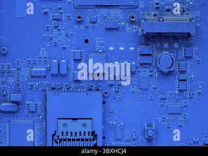Computer Motherboard. Classic blau Hintergrund mit pc-Hintergrund, aus der Nähe. Einzelne Farbe microchip, Ansicht von oben Stockfoto