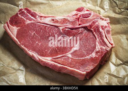 Frisch, riesig und appetitlich club Steak auf braunem Papier Stockfoto
