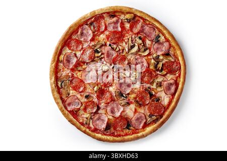 Appetitliche saftige Pizza mit gebräuntem, geschmolzenem Mozzarella und Pelati-Tomatensauce, garniert mit zwei Arten von Würstchen, Scheiben, Pilzen und Zwiebeln isoliert o Stockfoto