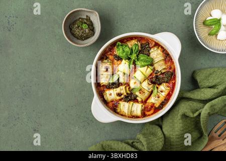 Essen, Zucchini Lasagne-Brötchen gefüllt mit Ricotta, gebacken in Tomatensauce Stockfoto