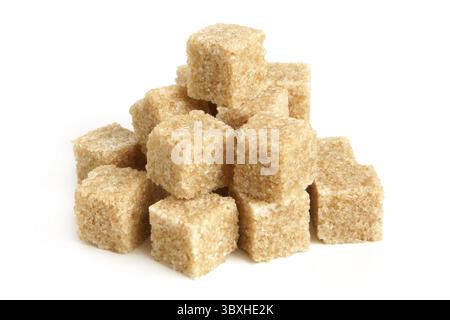 Rohrzucker Würfel auf weißem Hintergrund Stockfoto