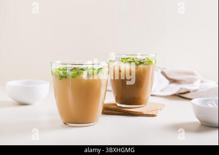 Essen, Frühlingszwiebelkältekaffee in Gläsern auf dem Tisch Stockfoto