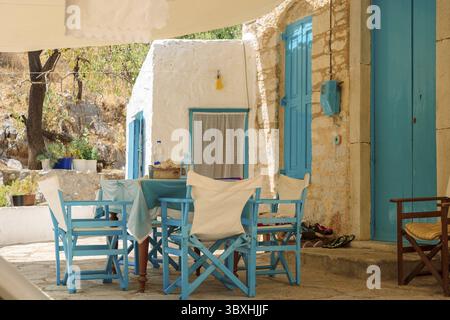 Farbenfrohes Fischerdorf Symi mit bunten Häusern und Türen, Blumentöpfen auf der Insel Symi in Griechenland. Stockfoto