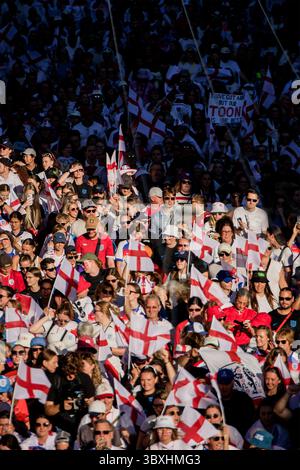 Zürich, Schweiz. Juli 2025. Zürich, Schweiz, 17. Juli 2025: Englische Fans vor dem Viertelfinale der UEFA Womens EURO 2025 zwischen Schweden und England im Stadion Letzigrund in Zürich, Schweiz. (Pedro Porru/SheKicks/SPP) Credit: SPP Sport Press Photo. /Alamy Live News Stockfoto