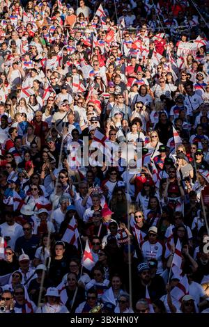 Zürich, Schweiz. Juli 2025. Zürich, Schweiz, 17. Juli 2025: Englische Fans vor dem Viertelfinale der UEFA Womens EURO 2025 zwischen Schweden und England im Stadion Letzigrund in Zürich, Schweiz. (Pedro Porru/SheKicks/SPP) Credit: SPP Sport Press Photo. /Alamy Live News Stockfoto