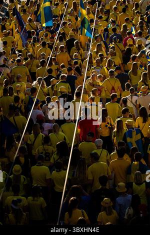 Zürich, Schweiz. Juli 2025. Zürich, Schweiz, 17. Juli 2025: Schweden Fans vor dem Viertelfinale der UEFA Womens EURO 2025 zwischen Schweden und England im Stadion Letzigrund in Zürich. (Pedro Porru/SheKicks/SPP) Credit: SPP Sport Press Photo. /Alamy Live News Stockfoto