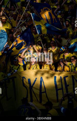 Zürich, Schweiz. Juli 2025. Zürich, Schweiz, 17. Juli 2025: Schweden Fans vor dem Viertelfinale der UEFA Womens EURO 2025 zwischen Schweden und England im Stadion Letzigrund in Zürich. (Pedro Porru/SheKicks/SPP) Credit: SPP Sport Press Photo. /Alamy Live News Stockfoto