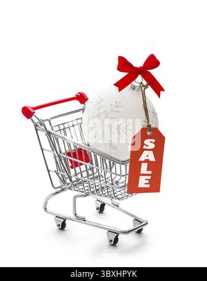 Warenkorb mit großen Weihnachtskugel, isoliert Stockfoto