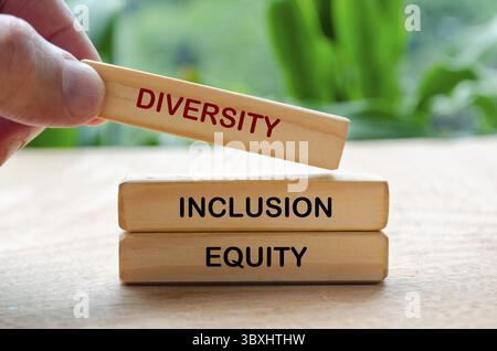 Text für Diversität, Inklusion und Gerechtigkeit auf Holzblöcken. D- und I-Konzept Stockfoto