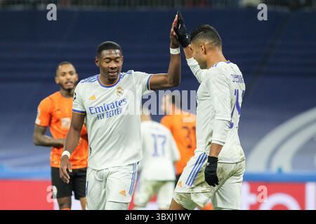 3. November 2021, MADRID, SPANIEN: David Alaba und Carlos Henrique Casemiro von Real Madrid in Aktion während der UEFA Champions League, Gruppe D, Fußballspiel zwischen Real Madrid und Shakhtar Donetsk im Santiago Bernabeu Stadion am 3. November 2021 in Madrid. (Kreditbild: © Irina R. Hipolito/AFP7 via ZUMA Press Wire) Stockfoto