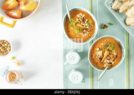 Speisen, vegetarische Herbstkürbis- und Karottensuppe mit Sahne, Samen und Koriander-Mikrogemüse Stockfoto