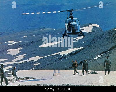 22. Juni 2020, USA: Robert Shaw (Mitte mit Pistole), am Set des britischen Films, ''Figures in a Landscape'', National General Pictures, 1970 (Credit Image: © JT Vintage/Glasshouse Via ZUMA Press Wire) Stockfoto