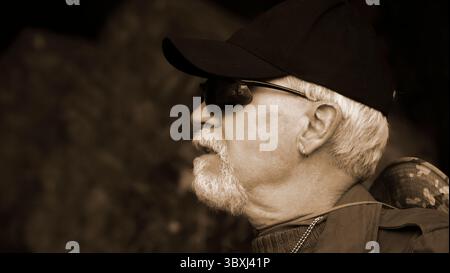 Portrait von zuversichtlich ältere Männer Tragen von Schutzkleidung bei Sonnenbrillen vor dem Hintergrund der alten Betonwände Stockfoto