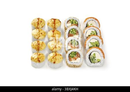 Appetitliche Auswahl an Sushi mit Brötchen mit Backkäse, frischem Lachs und Sesamsamen auf weißem Hintergrund. Japanischer Sushi-Mast Stockfoto