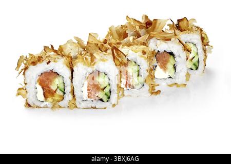 Appetitliche Brötchen mit Füllung aus Lachsfilet, Frischkäse und Gurken, belegt mit geräucherten Bonitoflocken auf weißem Hintergrund. Sushi-Bar-Menü, umfangreich Stockfoto
