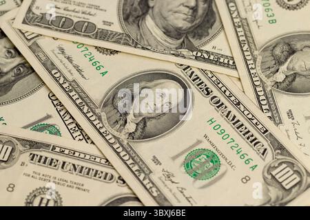 100 echte amerikanische Dollar-Serien von 1990 bis 2006, alte amerikanische Dollar im Nennwert von 100, Nahaufnahme Stockfoto