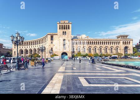 Kentron, Eriwan, Armenien - 26. September 2019: Regierungsgebäude 2 auf dem Platz der Republik der zentrale Stadtplatz in Eriwan. Das Gebäude war die Heimat der Stockfoto