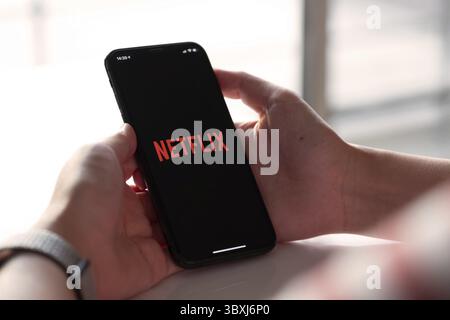 CHIANG Mai, THAILAND, 17. November 2019: Frau Hand hält Smartphone mit Netflix-Logo auf Apple iPhone Xs. Netflix ist ein globaler Anbieter von Streaming Mov Stockfoto
