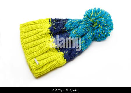 Helle bunte Strickmütze isoliert auf weißem Hintergrund Stockfoto