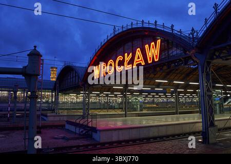 Breslau, Polen, 2. Januar 2019: Bahnsteig des Bahnhofs Breslau Glowny in der Abenddämmerung Stockfoto