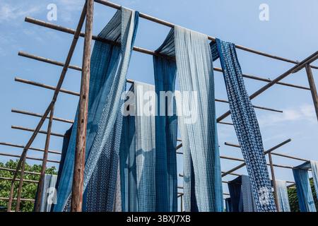 18. Mai 2013, Wuzhen, Provinz Zhejiang, China: Traditionell gefärbtes blaues Indigotuch, das auf Regalen in der Stadt Wuzhen trocknet. (Kreditbild: © Jon G. Fuller/VW Pics via ZUMA Press Wire) Stockfoto