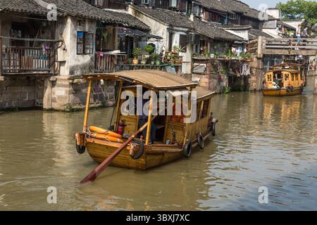 18. Mai 2013, Wuzhen, Provinz Zhejiang, China: Ein traditionelles Holzboot auf dem Kanal in Dong Zhu oder East Wuzhen, der Wasserstadt Chinas. (Kreditbild: © Jon G. Fuller/VW Pics via ZUMA Press Wire) Stockfoto