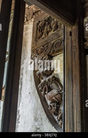 18. Mai 2013, Wuzhen, Provinz Zhejiang, China: Aufwändige Holzschnitzerei eines Krans an einem alten Gebäude in Wuzhen, China. (Kreditbild: © Jon G. Fuller/VW Pics via ZUMA Press Wire) Stockfoto