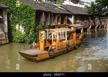 18. Mai 2013, Wuzhen, Provinz Zhejiang, China: Ein traditionelles Holzboot auf dem Kanal in Dong Zhu oder East Wuzhen, der Wasserstadt Chinas. (Kreditbild: © Jon G. Fuller/VW Pics via ZUMA Press Wire) Stockfoto